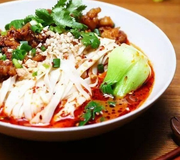 Mì Đan Đan Tứ Xuyên. Món mì đặc sắc và mang đậm nét văn hóa đặc trưng của vùng đất Tứ Xuyên. Được xem là món ăn dân dã vì nó thường được bán ở những gánh hàng rong, vì thế nên có tên gọi là "Đan Đan" (tiếng Hoa có nghĩa là gánh hàng). Khi ăn nên trộn với dầu mè, bột mè, ớt tươi, dưa chua ngũ vị để tạo nên màu sắc hài hòa, hương vị thơm ngon.
