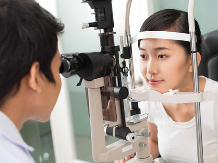 Khám mắt thường xuyên. Khám mắt thường xuyên giúp phát hiện ra các bất thường đôi khi bạn bỏ qua. Hiệp hội Bác sĩ Nhãn khoa Canada chỉ ra rằng, 2/3 người cao tuổi mắc các bệnh về mắt như đục thủy tinh thể, tăng nhãn áp hoặc thoái hóa điểm vàng. Đáng chú ý, tăng nhãn áp là nguyên nhân chính dẫn đến mù không thể phục hồi. Bệnh không có triệu chứng điển hình ở giai đoạn sớm nên thường được gọi là “kẻ giết người thầm lặng”. Chỉ bằng cách kiểm tra mắt mới có thể tìm được những bất thường này.