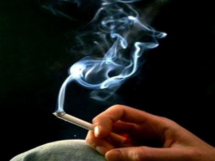 Không hút thuốc lá. Ngoài nguy cơ ung thư phổi, các chất độc hại trong thuốc lá làm tăng nguy cơ phát triển bệnh đục thủy tinh thể và làm khô mắt…. Mặt khác, hút thuốc cũng làm tăng tích tụ mảng bám trong mạch máu, làm yếu động mạch, lâu ngày có thể làm hỏng võng mạc và gây mất thị lực.