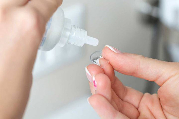 Vệ sinh kính áp tròng đúng cách. Nếu bạn sử dụng kính áp tròng, thường xuyên vệ sinh kính, rửa tay trước khi sử dụng kính. Lưu ý chỉ vệ sinh kính áp tròng bằng nước chuyên dụng. Làm sạch, rửa và sấy khô kính áp tròng sau mỗi lần sử dụng. Thay kính áp tròng mỗi hai đến ba tháng một lần.