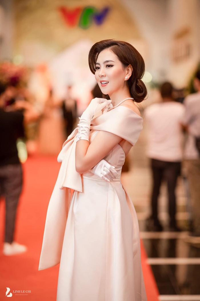 Luôn xuất hiện với hình ảnh chỉn chu, xinh đẹp cùng phong thái dẫn chương trình tự tin trên đài VTV, cô gái thời tiết – BTV thời sự Mai Ngọc khiến nhiều người yêu mến.