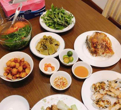 Đặc biệt, Hoa hậu Dương Thùy Linh còn tinh ý phát hiện món ăn “ thần dược quý ông” tu hài nướng trong bữa cơm nhà MC.