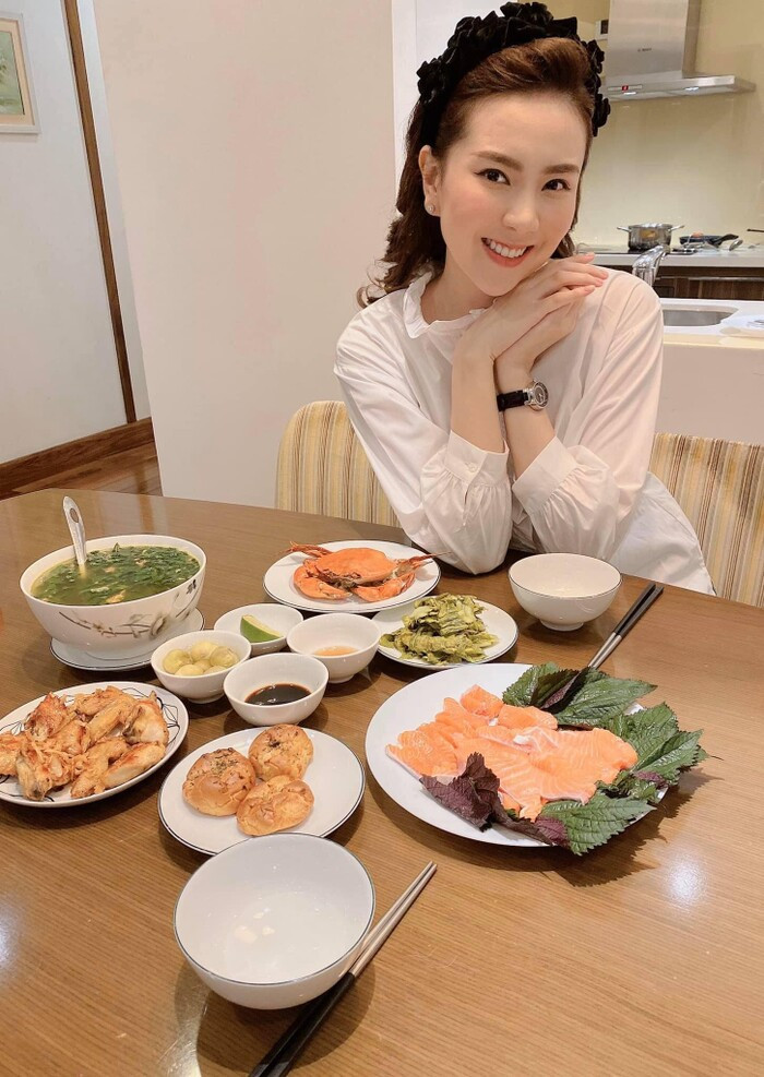Hoặc tôm, cua biển, cá hồi giàu kẽm, tốt cho việc tăng cường sinh lực nam giới cũng được “soi” trong bữa cơm của cặp vợ chồng trẻ.
