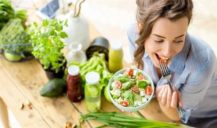 Nguyên tắc ăn uống “3 nhiều” – Nhiều trái cây và rau xanh. Trái cây và rau xanh chứa lượng lớn khoáng chất, vitamin và các yếu tố vi lượng cần thiết. Tiêu thụ nhóm thực phẩm này trong các bữa ăn hàng ngày cũng góp phần giảm lượng chất béo nạp vào cơ thể.