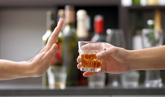 Ít rượu. Thống kê chỉ ra, nghiện rượu lâu năm là nguyên nhân chính dẫn đến các vấn đề về gan. Cụ thể, nó gây rối loạn chuyển hóa gan, gan nhiễm mỡ, gián tiếp thúc đẩy tăng lipid và glucose máu. Các thành phần trong rượu cũng có thể gây tổn thương mạch máu, gây ra các vấn đề như huyết áp cao, xơ vữa động mạch.