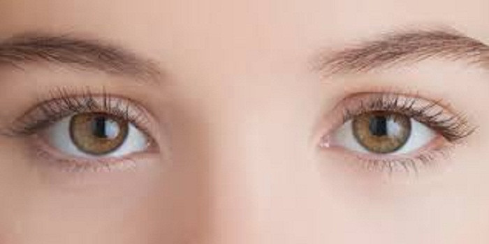 Màu mắt bất thường. Một trong những dấu hiệu nhận diện bệnh thận là màu mắt thay đổi bất thường. Ở đó, phần đồng tử mắt bệnh nhân chuyển màu trắng, mí mắt chuyển màu sẫm hoặc vàng.