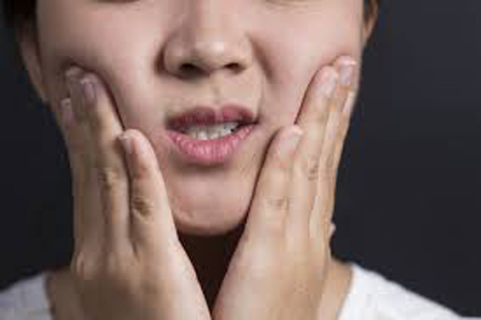 Má sưng phù. Trên gương mặt, vùng má được đánh giá dễ quan sát nhất. Nếu như hai má của bạn hồng sáng mềm mại, mịn màng, thì đó là dấu hiệu của thận khỏe mạnh. Còn nếu có màu xám nhạt, bóng mỡ tiềm dầu nhiều, hoặc chuyển sang màu đỏ thì có thể thấy thận của bạn đang trục trặc.