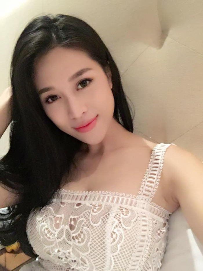 Mỗi lần xuất hiện trước ống kính, cô luôn ghi điểm bởi phong cách thời trang độc đáo, gợi cảm khoe trọn những đường cong nóng bỏng, hút mắt.