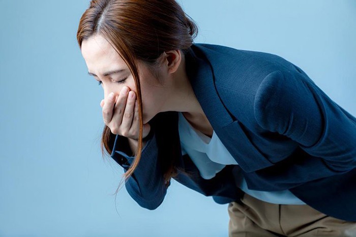 Gan bị tổn thương sẽ dẫn tới tình trạng tăng áp lực tĩnh mạch, ảnh hưởng tiêu cực đến quá trình bài tiết dịch tiêu hóa, gây rối loạn hấp thu. Ngoài chứng chán ăn, còn có các triệu chứng xơ gan phổ biến khác như buồn nôn và khó tiêu.