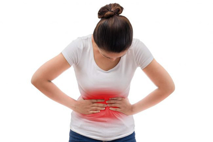 Cảm giác đau bụng và chướng bụng cũng khiến người xơ gan khổ sở trong các sinh hoạt hàng ngày. Nguyên nhân tình trạng này bắt nguồn từ việc gia tăng về số lượng các tế bào gan bị hoại tử gây đau bụng kết hợp sốt và vàng da.