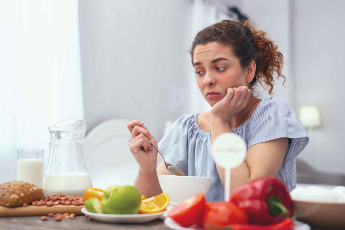 Ngoài thay đổi màu sắc, hình dạng móng tay, dấu hiệu xơ gan còn có tình trạng trở nên chán ăn. Nguyên nhân bởi gan cũng tham gia vào quá trình tiêu hóa, hấp thục thức ăn của cơ thể.