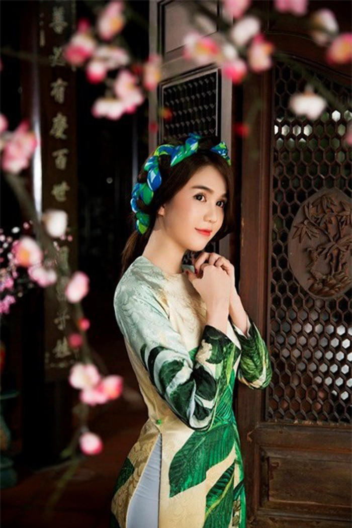 Không ít khán giả cho rằng họ thích nhìn một Ngọc Trinh quyến rũ "chết người", mộc mạc trong tà áo dài hơn là những bộ cánh hở hang phản cảm.