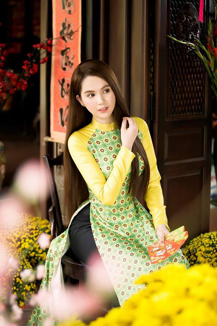 Trong các bộ ảnh áo dài, Ngọc Trinh chứng tỏ được đẳng cấp nhan sắc khi dễ dàng “cân” mọi thiết kế, chất liệu. Cô cũng vô cùng biến hóa trở nên ngọt ngào, trong trẻo...