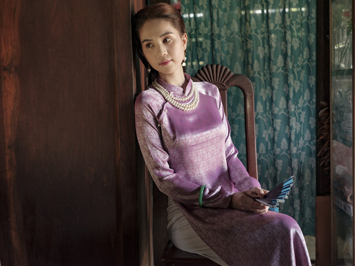 Cũng trong MV “Cung đàn vỡ đôi”, Ngọc Trinh bỏ mốt “gái hư” với hình ảnh đầm xuyên thấu, cut out hay xẻ tít tắp, cô xuất hiện trong chiếc áo dài quyền quý.