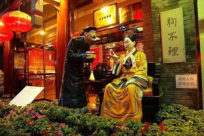 Vị thơm ngon của Cẩu Bất Lý giúp nó xứng đáng đẳng cấp của món ăn tiến Vua. Tương truyền, Từ Hy thái hậu sau khi ăn bánh bao Cẩu Bất Lý cũng phải thốt lên: "Thịt thú trên núi, chim muông trong rừng, trâu bò trên cạn, tôm cá dưới biển cũng không thơm ngon bằng Cẩu Bất Lý, món ăn trường thọ chính là đây". Từ đó, tiếng tăm của bánh bao Trung Quốc này được lan truyền rộng rãi, dần dần mở thêm nhiều cửa tiệm khắp đất nước.