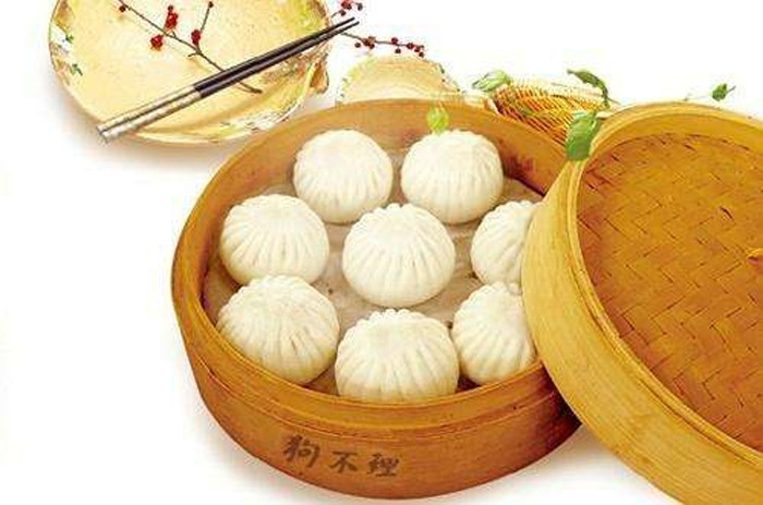 Phần nhân bánh được làm từ nấm, thịt gà kết hợp dầu mè, xì dầu, gừng, lành lá thái hạt lựu.