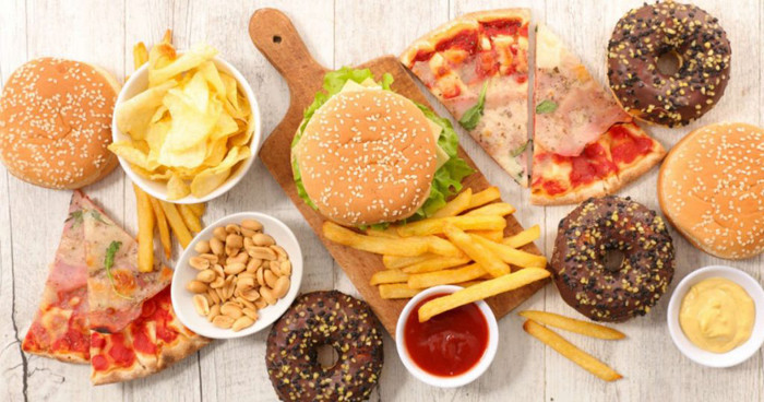 Do mua đồ làm sẵn nên bạn khó có thể kiểm soát được lượng dầu trong chúng. Chưa kể, dầu ăn ngoài hàng đôi khi không được đảm bảo chất lượng khiến người ăn nạp dầu bẩn vào cơ thể mà không hay biết. Ăn quá nhiều dầu không chỉ tạo gánh nặng cho dạ dày, gây khó tiêu mà còn tăng nguy cơ đối diện chứng gan nhiễm mỡ, ảnh hưởng đến chức năng gan.