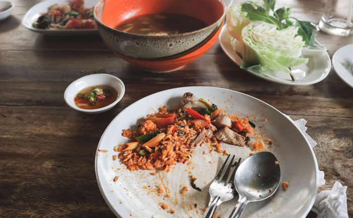 Ăn đồ thừa buổi sáng. Đừng vì tiết kiệm mà tận dụng đồ thừa từ tối hôm trước cho bữa sáng. Ngay cả khi bảo quản trong tủ lạnh thì chúng vẫn biến chất theo thời gian, khiến gan phải “gồng” mình xử lý. Thay vào đó, bạn nên dậy sớm chuẩn bị. Thưởng thức món ngon nóng hổi vừa ngon miệng vừa có lợi cho nỗ lực bảo vệ sức khỏe.