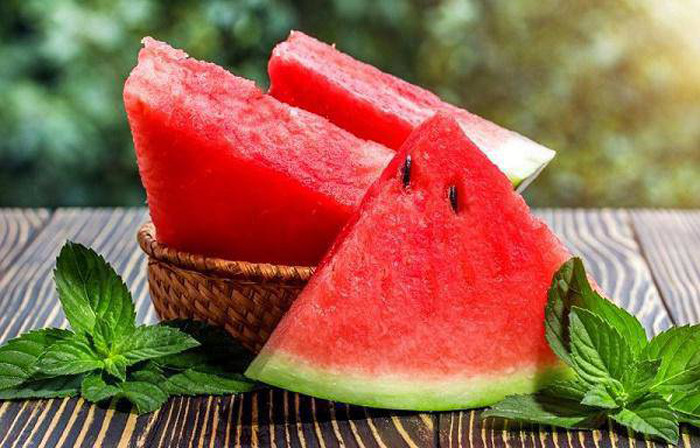 Dưa hấu. Dưa hấu là trái cây yêu thích của nhiều người vì vị ngon, ngọt, mát, dễ ăn. Nó chứa nhiều vitamin và khoáng chất, 82% là nước nên dễ dàng giúp loại bỏ natri dư thừa ra khỏi cơ thể, ngăn tích mỡ hiệu quả.