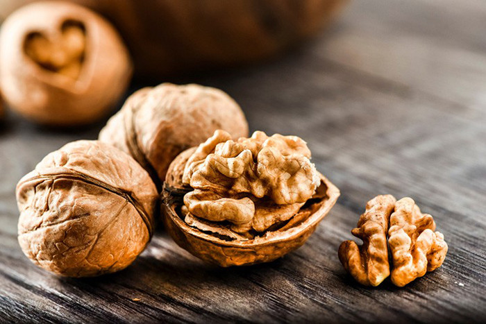 Các loại hạt. Các loại hạt phổ biến mà bạn có thể tìm thấy bao gồm hạt dẻ, hạt bí, hạt hướng dương, hạt điều, hạt óc chó… chứa rất nhiều kẽm và chất béo tốt cho cơ thể. Các vi chất trong hạt cũng giúp nâng cao hệ miễn dịch và giảm cơn đói hiệu quả.