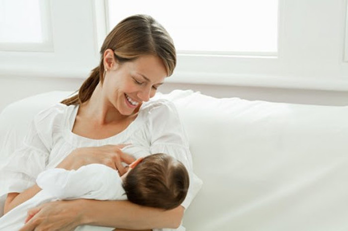 Tất cả đều có nguy cơ mắc ung thư vú. Đáng lưu ý, nhóm phụ nữ trong độ tuổi 40 – 45, mãn kinh, không có con hoặc không cho con bú có khả năng mắc bệnh cao hơn. Ngoài ra, những đối tượng dưới đây cũng dễ đối diện với căn bệnh nguy hiểm hơn.