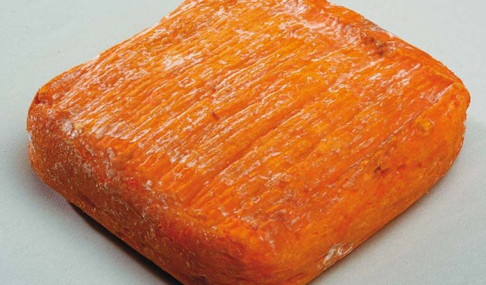 Đặc sản phô mai Pháp Vieux Boulogne được làm từ sữa bò. Tuy nhiên, không phải sữa bò nào cũng được tận dụng. Chỉ những con bò nuôi trong hệ sinh thái đặc biệt nằm quanh các mỏm Gris – nez và Blanc – nez. Thảm thực vật ở các mỏm này quanh năm đón nhận gió, hơi muối biển thổi vào. Đây cũng là điểm nhấn tạo nên hương vị đặc biệt của loại phô mai bốc mùi toilet này.