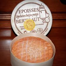 Nguyên liệu chính của Époisses là sữa bò. Ban đầu, người ta sẽ hâm nóng sữa khoảng 30°C rồi để kết tụ chừng 16 giờ. Những viên sữa đông tiếp tục được tách nước trong khuôn.