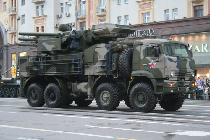 Một tổ hợp Pantsir-S1 bao gồm 2 khẩu pháo cao tốc tự động 30mm đặt song song, cùng với đó là 12 tên lửa đất đối không 57E6. Ngoài ra, tổ hợp còn được tích hợp luôn hệ thống radar phát hiện mục tiêu lên cùng một khung gầm.