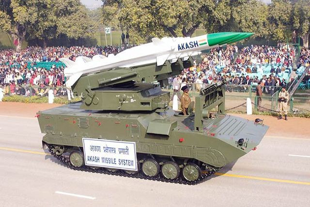 Hệ thống tên lửa này được triển khai trên 3 khung gầm cơ sở khác nhau đó là xe tải việt dã 8x8, khung gầm xe tăng T-72 hoặc khung gầm xe thiết giáp BMP-1 cải tiến. Ảnh: Akash đặt trên khung gầm BMP-1 cải tiến.