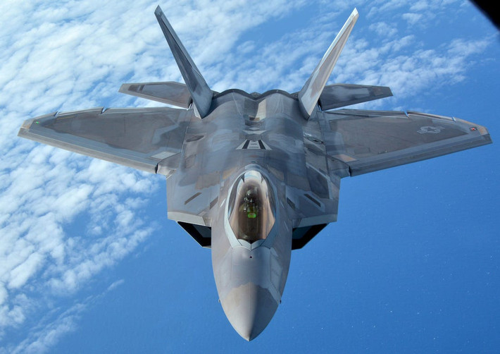 Nhưng với Israel, F-35 với họ là chưa đủ, khi các mối đe dọa khu vực đối với quốc gia này ngày càng tăng lên, và đặc biệt là khi Mỹ quyết định bán F-35 cho UAE; do vậy để tiếp tục duy trì ưu thế vượt trội, giới lãnh đạo Israel muốn sở hữu chiến đấu cơ F-22 Raptor, loại chiến đấu cơ chỉ được trang bị duy nhất cho Không quân Mỹ. Ảnh: Chiến đấu cơ F-22.