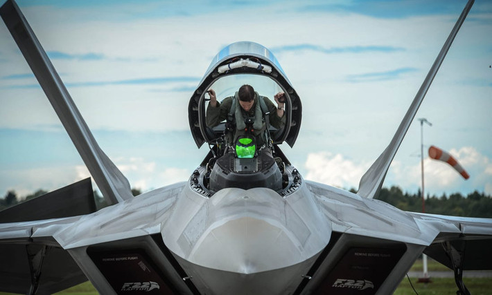 Và tất nhiên, điều đó không thực sự trở thành sự thật và không hề có tính khả thi, do F-22 hiện không được sản xuất. Việc khởi động lại chương trình có thể sẽ tốn ít nhất về mặt thời gian, trong khi một vấn đề khác là số F-22 đang phục vụ trong Không quân Mỹ còn "rất mới", thậm chí chưa đến vòng đời cần nâng cấp.