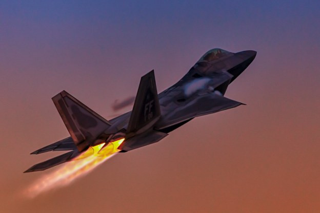 Thông tin Israel hỏi mua tiêm kích F-22, đầu tiên được tiết lộ bởi tờ báo Asharq Al-Awsat có trụ sở tại London, trích dẫn các nguồn tin từ nội các Israel cho biết, các quan chức quốc phòng cấp cao của Israel, đã tìm cách mua F-22, vì nó được thiết kế chuyên biệt cho khả năng chiếm ưu thế trên không tốt hơn cả F-35.