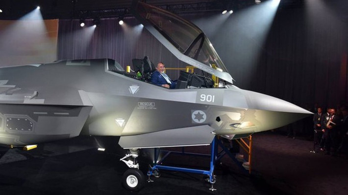 Hiện nay Israel là quốc gia duy nhất trong khu vực Trung Đông được trang bị tiêm kích tàng hình F-35; phiên bản F-35 của Israel cũng là phiên bản đặc biệt: F-35Adir, được sửa đổi để có thể mang các hệ thống vũ khí do Israel phát triển trong khoang vũ khí của F-35. Ảnh: Máy bay chiến đấu F-35I.