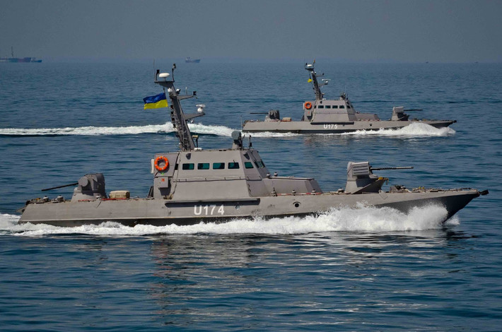 Điều này khiến cho thực trạng của Hải quân Ukraine vốn lâu nay đã éo le trăm đường nay lại càng éo le hơn nữa. Từ một quốc gia có khả năng đóng tàu sân bay, Ukraine giờ chỉ còn khả năng bảo vệ vùng biển ven bờ của mình bằng đội tàu cao tốc cỡ nhỏ. Ảnh: Tàu cao tốc vũ trang Ukraine tác chiến trên biển.