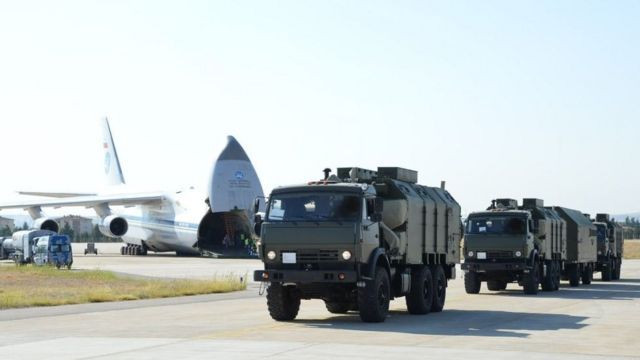 S-400 là hệ thống tên lửa phòng không do Tập đoàn Almaz - Antey của Nga phát triển, nó được coi là một bản cải tiến với nhiều tính năng vượt trội hệ thống S-300 tiền nhiệm. S-400 có thể tiêu diệt máy bay, phương tiện bay không người lái (UAV), tên lửa đạn đạo,… ở độ cao tối đa 50km và tốc độ tối đa 4.800m/s. Có khả năng theo dõi 300 mục tiêu và cùng lúc bắn hạ 36 mục tiêu trong đó.