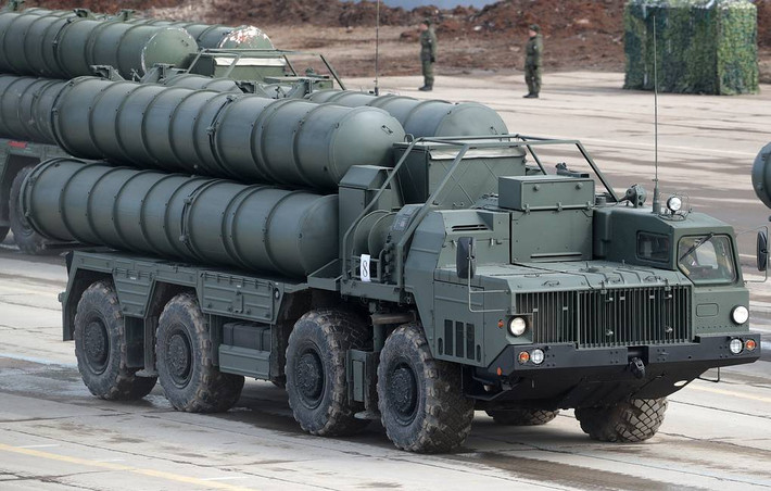 Năm 2017, Thổ Nhĩ Kỳ đã ký hợp đồng đặt mua 2 tổ hợp tên lửa S-400 vô cùng tiên tiến từ Nga với giá trị thương vụ lên tới 2.5 tỷ USD. Đầu năm 2020, phía Nga đã hoàn thành quá trình bàn giao các hệ thống này cho đối tác. Ảnh: Tổ hợp S-400 của Nga.