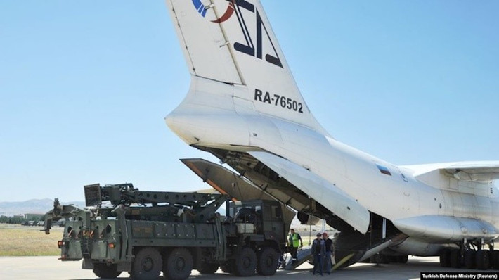 Đặc biệt, S-400 có khả năng hạ gục những tên lửa đạn đạo chiến lược có tầm bắn tới 3.500km, gấp 4 lần hệ thống Patriot của Mỹ. Có thể sử dụng các loại tên lửa có tầm bắn từ 1 đến 400km. Ảnh: Vận chuyển tổ hợp S-400 của Thổ Nhĩ Kỳ.