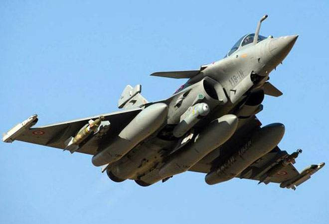 Về vũ khí, loại vũ khí không đối không nội địa duy nhất mà Rafale có thể lựa chọn là tên lửa không đối không tầm trung Mika. Mika sử dụng thiết kế mô-đun, dùng đầu dò hồng ngoại và radar, có thể tiến công mục tiêu tầm gần và tầm trung.