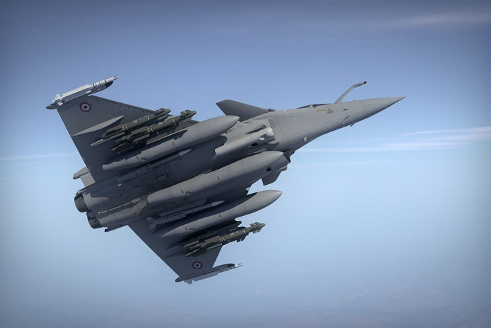 Khi cần thiết, Rafale thậm chí có thể được trang bị tên lửa hành trình tầm xa ASMP-A, mang đầu đạn hạt nhân để thực hiện các cuộc tấn công hạt nhân chiến thuật. Sức mạnh tổng thể rõ ràng là không hề kém bất cứ loại tiêm kích nào.