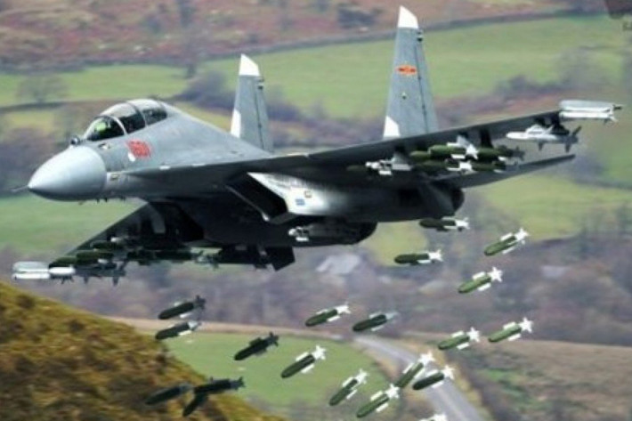 So với vũ khí "hạn chế" của Rafale, vũ khí của J-16 phong phú hơn nhiều. Tên lửa tầm trung PL-10E có tầm bắn tối đa 60 km, tải trọng tối đa 60G và khả năng xoay góc lệch trục 90°, "đè bẹp" tên lửa Mika về mọi mặt. Ngoài ra J-16 có thể sử dụng tên lửa tầm gần PL-8 và tên lửa chống bức xạ LD10.