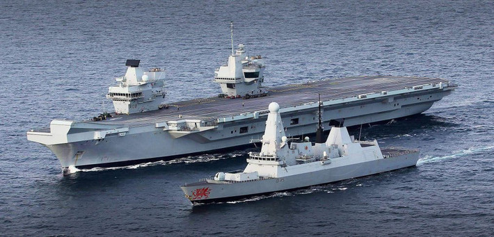 Ngoài chiếc Queen Elizabeth, Hải quân Hoàng gia Anh cũng đang có một tàu sân bay khác cùng lớp đang trong giai đoạn thử nghiệm là chiếc Prince of Wales. Hiện tại, nó đang gặp phải rất nhiều vấn đề trong việc thiếu thốn máy bay F-35B cần thiết để hoàn thành sức mạnh tác chiến cụm tàu sân bay và người ta chưa biết rằng nó sẽ bị trì hoãn đến bao giờ. Nguồn ảnh: HMS.
