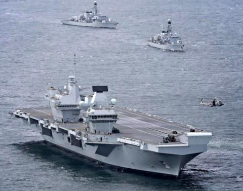 Dù chiếc Queen Elizabeth có thiết kế khá tốt và mang được nhiều tiêm kích vượt trội so với tàu sân bay Trung Quốc, tuy nhiên chất lượng đội tàu hộ tống của họ lại quá tồi. Trong khi chiếc tàu sân bay 65.000 tấn của họ có thể coi là tốt nhất trong cùng phân khúc tàu sân bay chạy năng lượng thông thường, nó chỉ có 2 chiếc khu trục hạm Type-45 và 2 chiếc khinh hạm Type-23 hộ tống trong biên đội. Đây là đội tàu hộ tống thua xa Trung Quốc chứ chưa cần so với Mỹ. Nguồn ảnh: HMS.