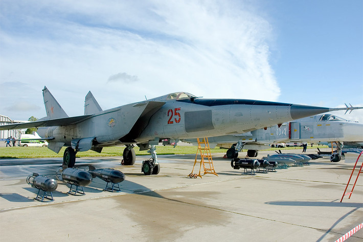 MiG-25 là mẫu tiêm kích đánh chặn siêu thanh có tốc độ bay rất lớn tuy nhiên điểm yếu của nó là không được chế tạo để chiếm ưu thế trên không và thiếu tính cơ động. MiG-25 được chuyện biệt dùng để săn tìm và tiêu diệt các loại oanh tạc cơ phản lực của Mỹ, nó quá chuyên biệt và người Trung Quốc thì không cần một mẫu máy bay như vậy. Ảnh: Tiêm kích MiG-25 của Không quân Nga. Nguồn ảnh: Sina.