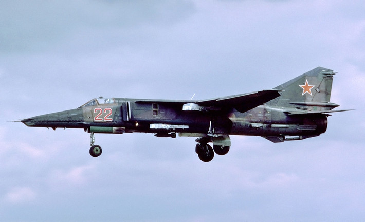 MiG-27 là phiên bản cường kích của MiG-23 với khả năng tấn công các mục tiêu mặt đất. Người Trung Quốc đã sở hữu loại máy bay là Nanchang Q-5 có thể đảm đương nhiệm vụ này trong khi chi phí sản xuất và vận hành thì lại thấp hơn nhiều. Ảnh: Cường kích MiG-27 của Không quân Xô Viết. Nguồn ảnh: Sina.