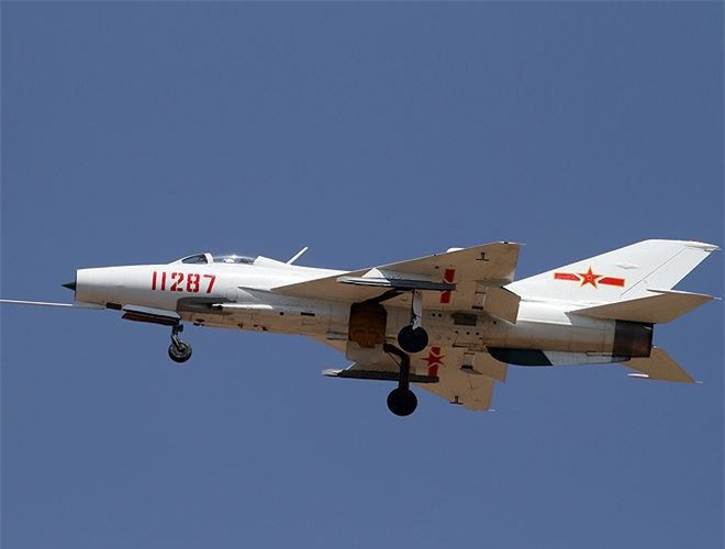 Tuy nhiên, kể từ sau khi đưa vào sản xuất loạt MiG-21, người Trung Quốc đã không mua thêm hay sản xuất bất cứ phiên bản nào khác của tiêm kích MiG do Liên Xô/Nga thiết kế nữa. Điều này có thể giải thích bởi 2 nguyên chân chính sau. Ảnh: Tiêm kích J-7 bản sao của Mig-21 do Trung Quốc sản xuất. Nguồn ảnh: Sina.