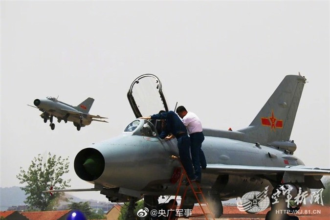 Người Trung Quốc luôn tự hào rằng, họ sao chép không phải một cách máy móc mà luôn có sự cải tiến. Những chiếc bản sao MiG-21 của Trung Quốc làm ra liên tục được nâng cấp và có thể phải nói là hiện đại hơn cả MiG-21 do chính Liên Xô sản xuất. Ngày nay, vẫn còn rất nhiều J-7 còn đang phục vụ được trong biên chế Không quân Trung Quốc (PLAAF). Ảnh: J-7 trong một buổi huấn luyện thường niên năm 2020. Nguồn ảnh: Sina.