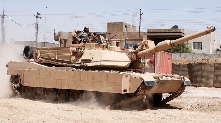 Vũ khí hỏa lực quan trọng thứ hai của Lục quân Mỹ là xe tăng chiến đấu chủ lực M-1 Abrams, đây là loại xe tăng chính của Quân đội Mỹ nói chung và Lục quân Mỹ nói riêng; nó được đánh giá tốt nhất thế giới và đã trải qua các cuộc chiến tại Iraq, Afghanistan. Nguồn: Wikipedia.