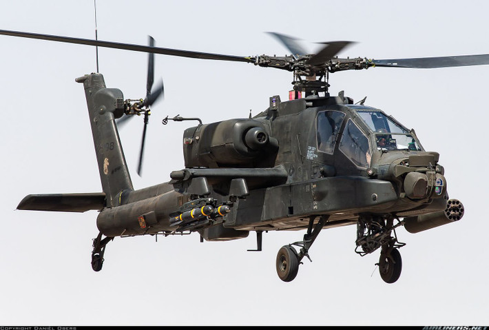 Vũ khí chính của trực thăng AH-64 là pháo 30 mm, tên lửa chống tăng Hellfire; vởi các cảm biến tinh vi, kết hợp tốc độ, hỏa lực và tầm bắn, giúp Apache tấn công chính xác các mục tiêu mặt đất, nhưng máy bay ở ngoài tầm bắn của các loại vũ khí bộ binh của đối phương. Nguồn: Wikipedia.
