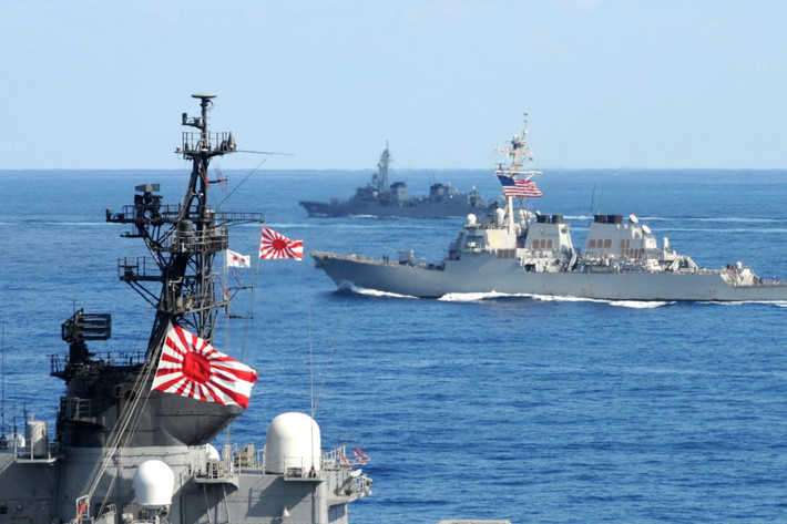 Lực lượng Phòng vệ Biển Nhật Bản (JMSDF) ngày càng giống với Hải quân Đế quốc Nhật Bản trước đây, nhưng với quy mô nhỏ hơn. Hiện họ sở hữu lực lượng gồm 154 tàu các loại và 346 máy bay. Ảnh: Tàu chiến của JMSDF tuần tra chung với tàu chiến Mỹ – Nguồn: Kyoto