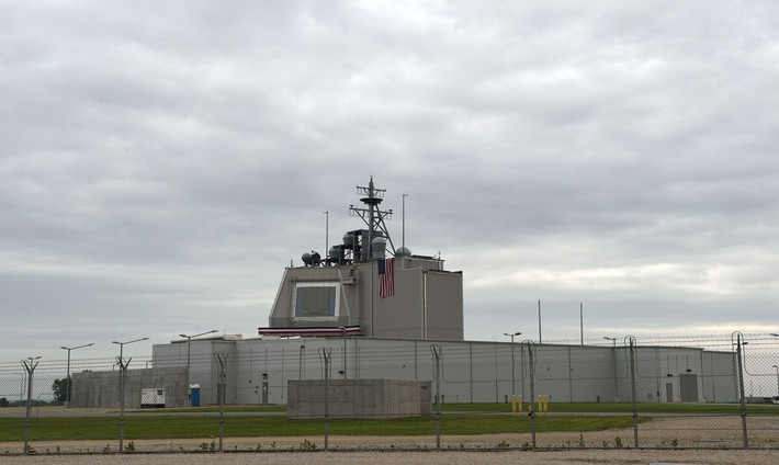 Cùng với đó là mạng lưới radar của Nhật Bản tương đối mỏng, vì vậy Tokyo đã lựa chọn hệ thống chiến đấu Aegis Ashore để giải quyết tình trạng thiếu hụt các hệ thống radar; nhưng giờ đây, việc tăng cường các hệ thống chiến đấu Aegis của JMSD, sẽ giúp tăng cường hệ thống radar cảnh giới của Nhật Bản. Nguồn: Lockheed Martin